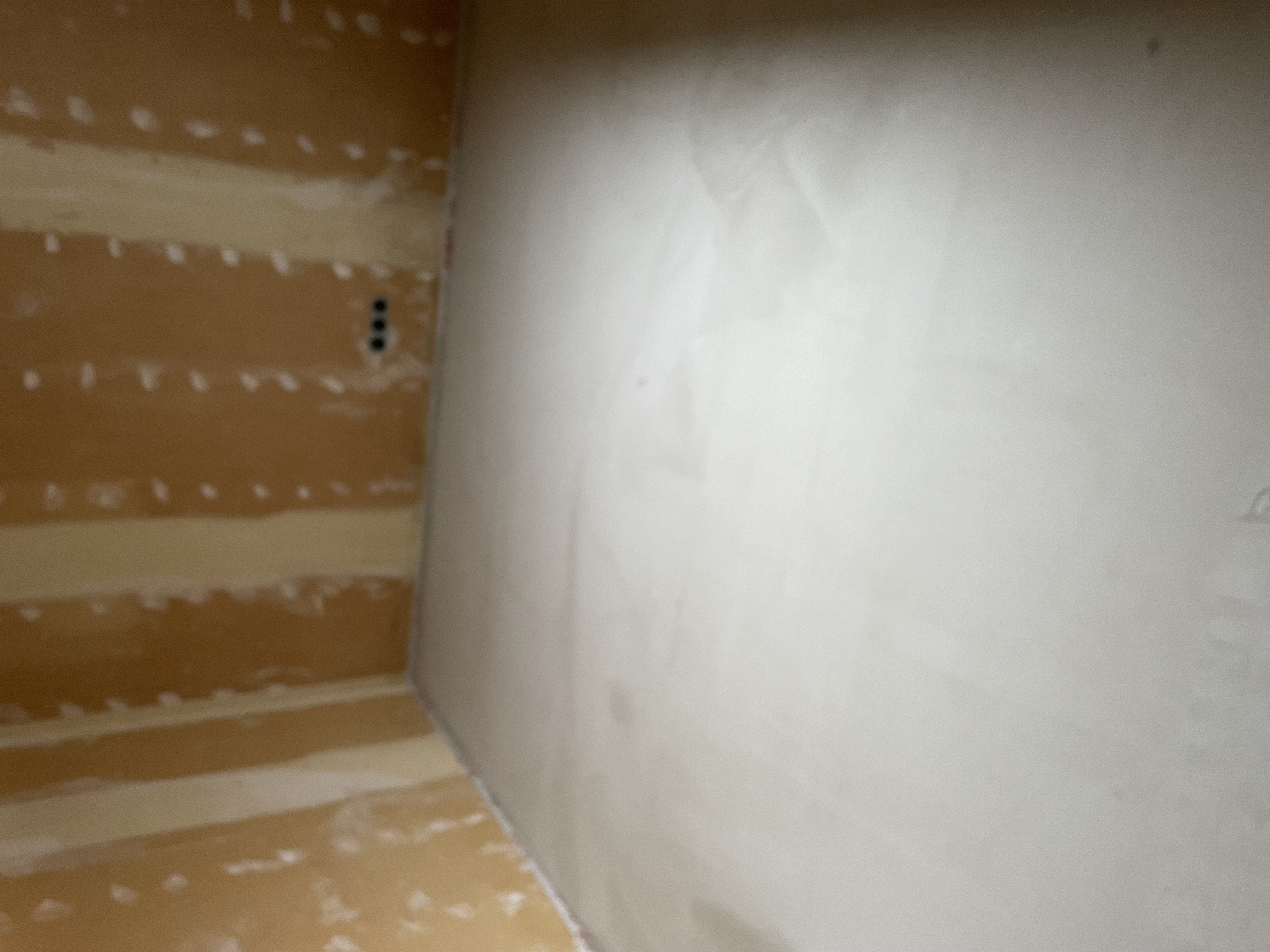 Frisch verlegter Estrich mit gespachtelten Trockenbauwänden