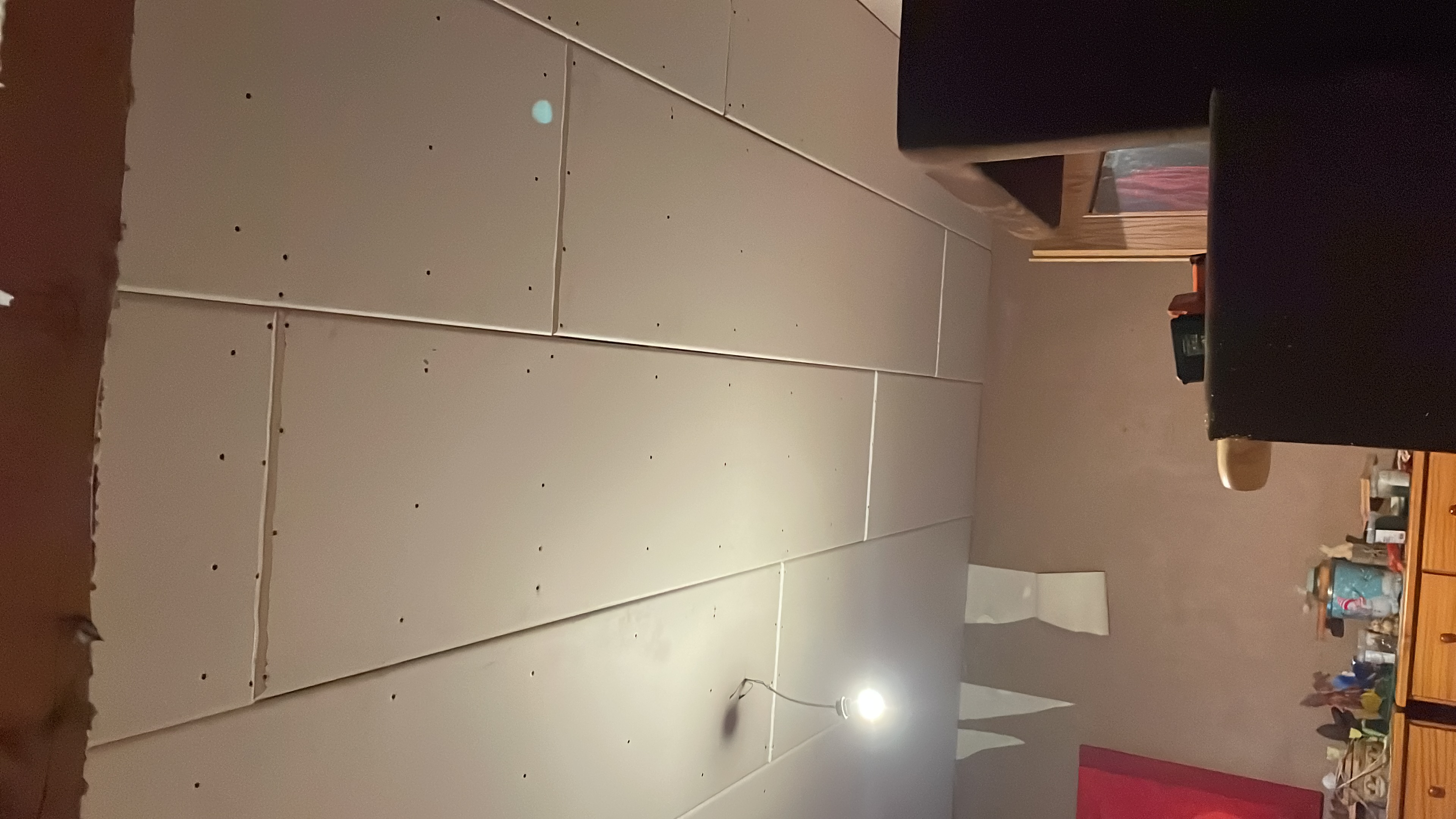 Frisch mit Gipskartonplatten verkleidete Zimmerdecke