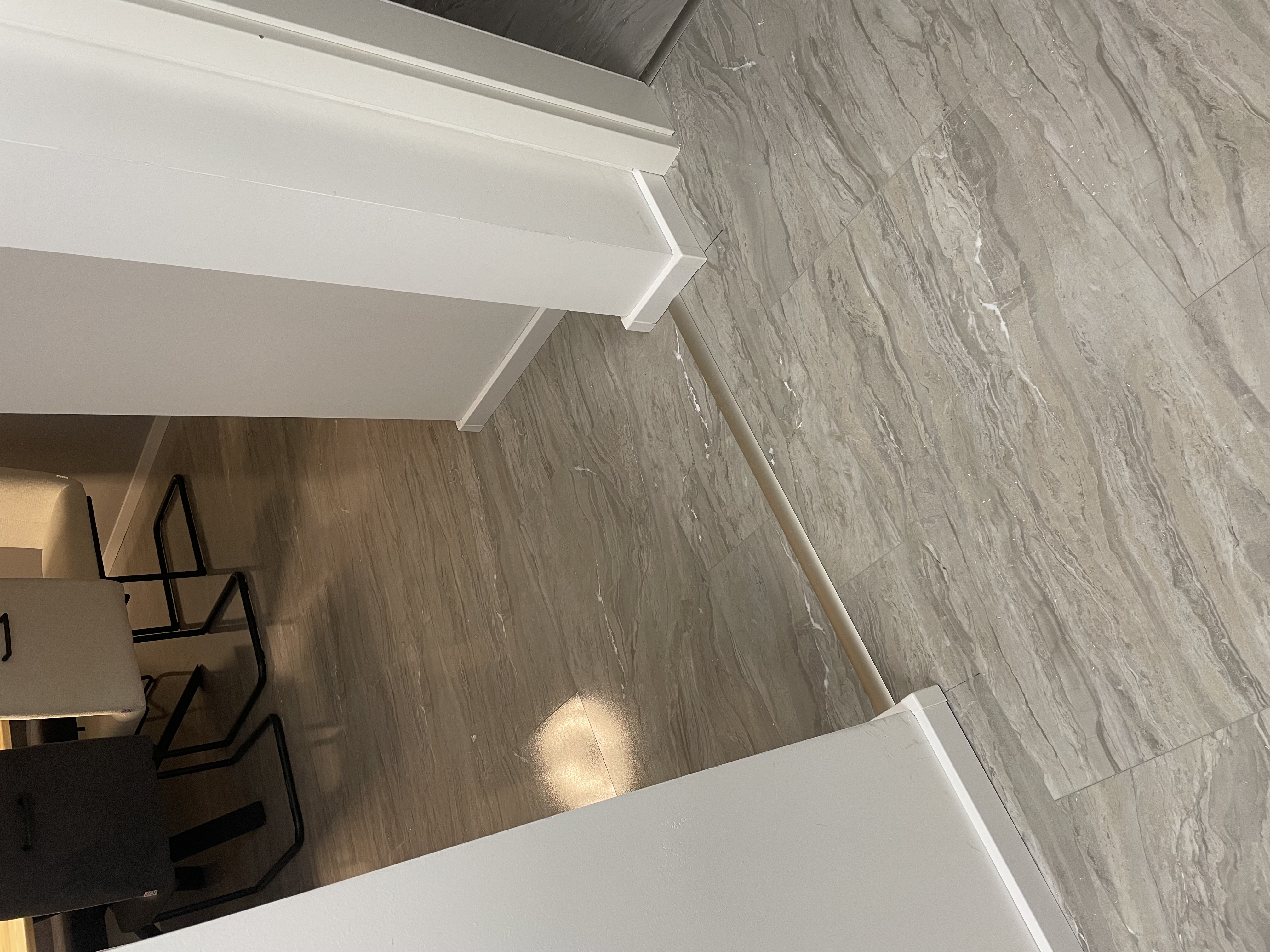 Moderner, hochwertig geflieste Flur in Steinoptik