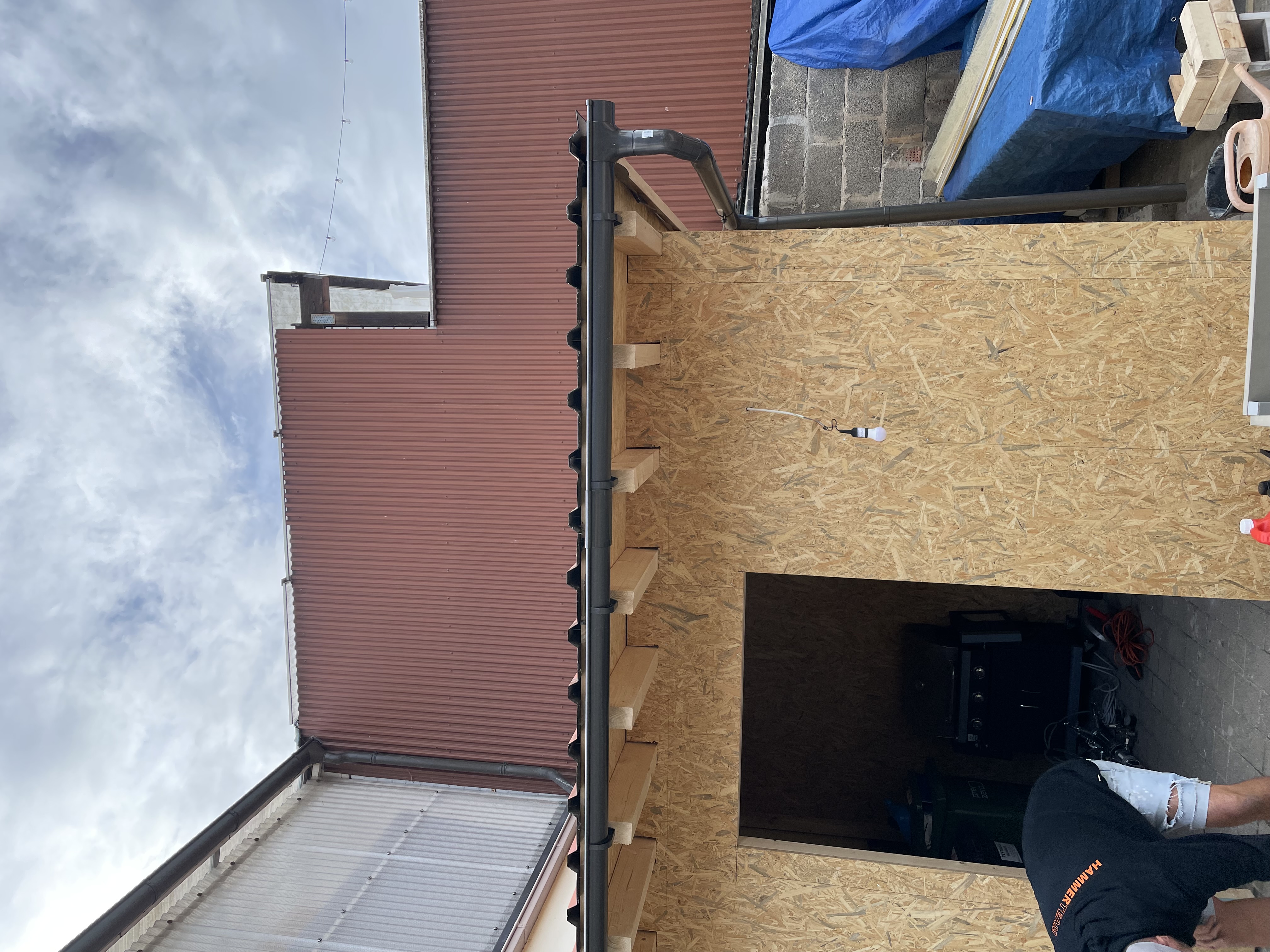 Holzkonstruktion aus OSB-Platten mit neuem Dachanschluss